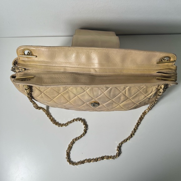 Chanel CC Vintage Beige Quilted Matelasse Charm Chain Link Shoulder Bag Tote - Picture 11 of 14
